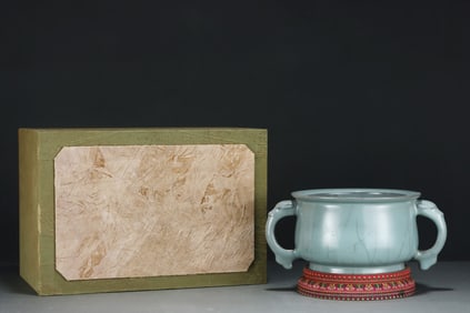 An Exquisite Guan yao Double-Ears Jar