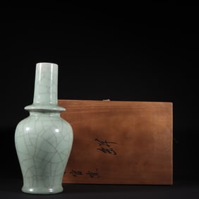An Exquisite Guan yao Vase