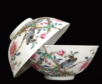 A Pair of Exquisite Famille-Rose Painted Gold Flower and Bird Pattern Bowls