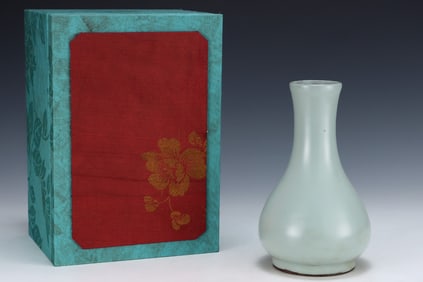 An Exquisite Guan yao Vase,with an Imperial Poem by Emperor Qianlong