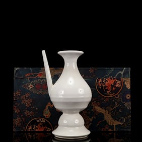 An Exquisite White Glazed Pot