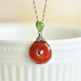 An Exquisite Sterling Silver Inlaid Agate Pendant