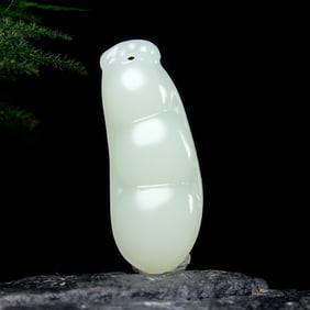 An Exquisite White Jade Pendant
