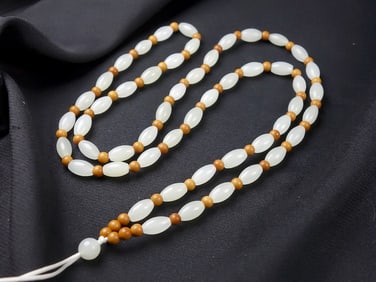 An Exquisite White Jade Necklace