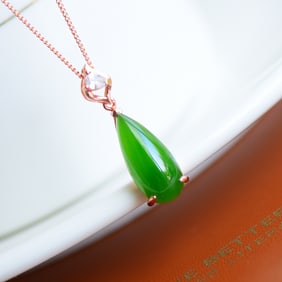 An Exquisite Sterling Silver-Gold Plated Inlaid Jasper Pendant