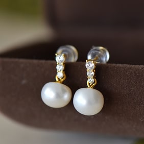 A Pair of Exquisite Sterling Silver-Gold Plated Inlaid Pearl Earrings,Inlaid Diamond