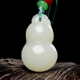 An Exquisite White Jade Gourd Pendant