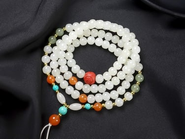 An Exquisite White Jade Necklace