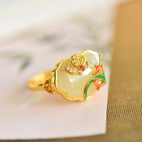 An Exquisite Sterling Silver-Gold Plated Inlaid White Jade Enamel Ring