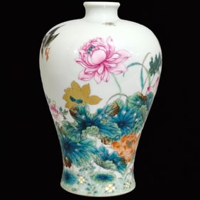 An Exquisite Famille-Rose Flower and Bird Pattern Vase