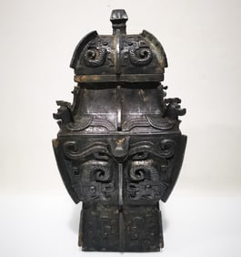 An Archaic Bronze Chi-Dragon Pattern Food Vessel,With Inscription