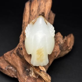 An Exquisite White Jade Bird Ornament