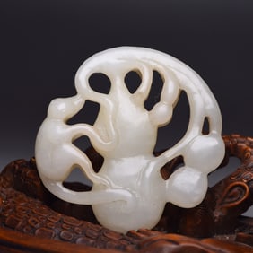 An Exquisite White Jade Gourd Hand Piece