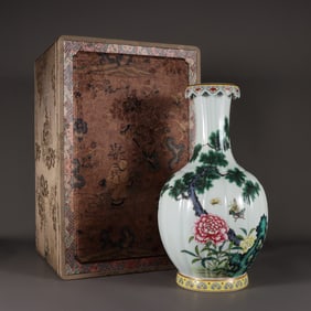 A Fine Famille-Rose Flower and Butterfly Pattern Painted Gold Vase,With Poem