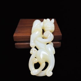 An Exquisite White Jade Chi-Dragon Hand Piece