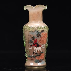 An Exquisite Glass Horse Pattern Vase