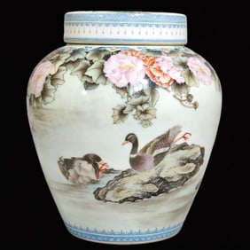 A Precious Enamel Flower and Bird Pattern With cover Jar