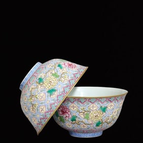 A Pair of Precious Famille-Rose Flower Pattern Painted Gold Bowls