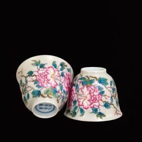 A Pair of Exquisite Enamel Painted Gold Peony Pattern Cups