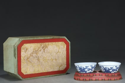 A Pair of Exquisite Blue and White Dragon Pattern Cups,With Sanskrit
