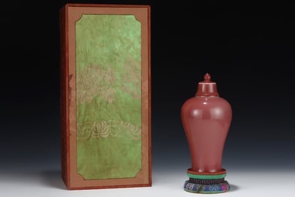 An Exquisite Ji Red Glazed Vase,With Cover
