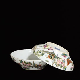 A Pair of Exquisite Flower and Butterfly Pattern Bowls