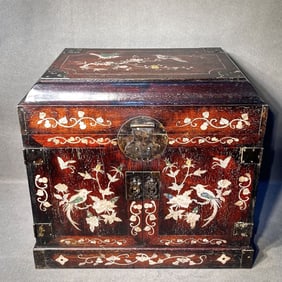 An Exquisite Zitanwood Inlaid Shell Flower and Bird Pattern Box