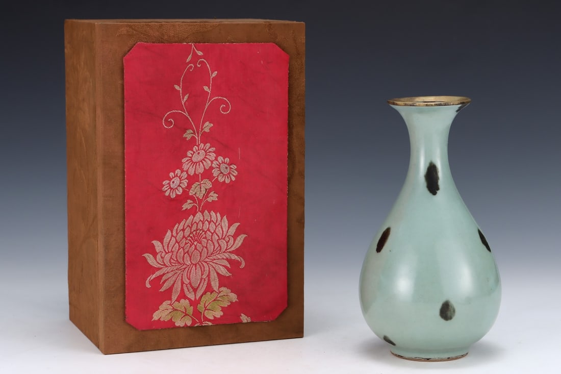 An Exquisite Longquan yao Cover with Gold Vase