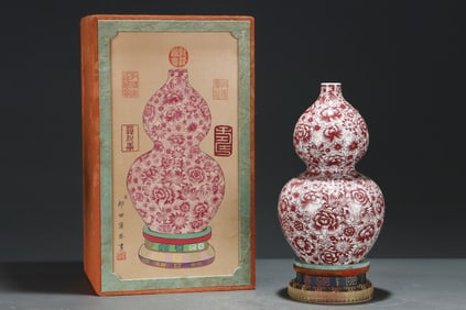 An Exquisite Famille-Rose Flower Pattern Gourd-Shaped Vase