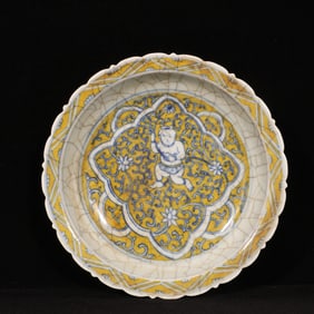 An Exquisite Yellow Glazed Blue and White Lotus and Figure Pattern Plate