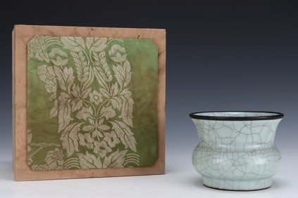 An Exquisite Guan yao Cover with Silver Jar,with an Imperial Poem by Emperor Qianlong