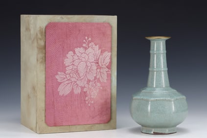 An Exquisite Guan yao Cover with Gold Vase,with an Imperial Poem by Emperor Qianlong