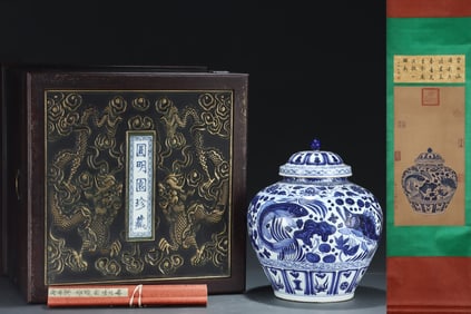 A Huge Blue and White Lotus,Fish and Algae Pattern Cover Jar,With Vertical Scroll Painting on Silk