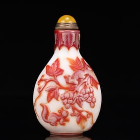 An Exquisite Glass Squirrel and Grapes Pattern Snuff Bottle