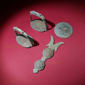 A Set of Fine Gilt BronzeInlaid White Jade Beast-Face and Chi-Dragon Pattern Stirrup