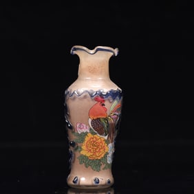An Exquisite Glass Peony and Rooster Pattern Vase