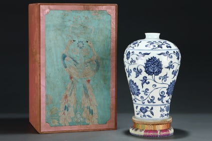 An Exquisite Blue and White Lotus Pattern Vase