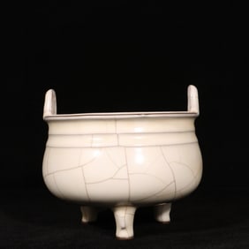 An Exquisite Guan yao Double-Ears Tripod Censer