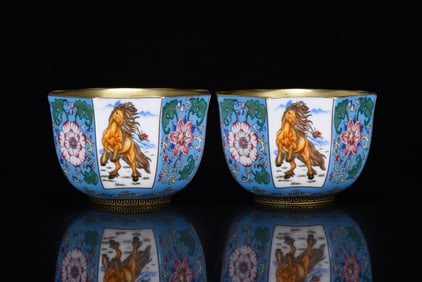 A Pair of Exquisite Famille-Rose Painted Gold Flower and Auspicious Beast Pattern Bowls