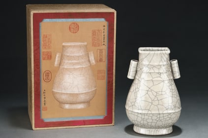 An Exquisite Ge yao Double-Ears Vase,with an Imperial Poem by Emperor Qianlong