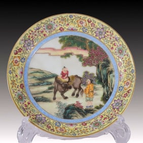 An Exquisite Enamel Yellow Ground Figure Pattern Plate
