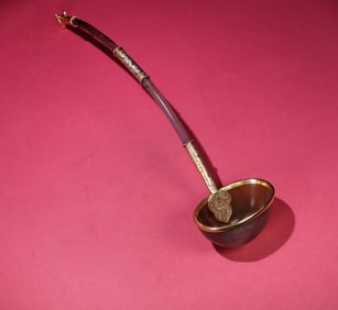 An Exquisite Agate Cover with Gold Dragon Pattern Spoon