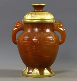 An Exquisite Agate Cover with Gold Beast-Face Pattern Double-Ears Cover Jar