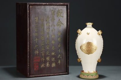 An Exquisite Ding yao Cover with Gold Flower Pattern Fish-Shaped Vase