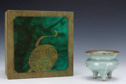 An Exquisite Longquan yao Celadon Glazed Cover with Gold Tripod Censer
