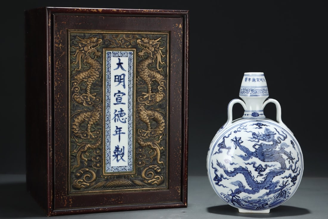 An Exquisite Blue and White Seawater,Auspicious Cloud and Dragon Pattern Double-Ears Vase