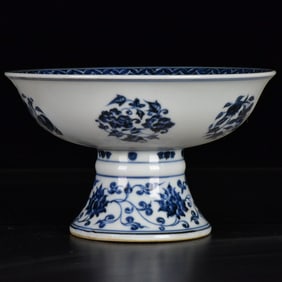 An Exquisite Blue and White Flower and Fruit Pattern Plate