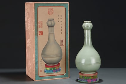 A Rare Longquan yao Celadon Vase
