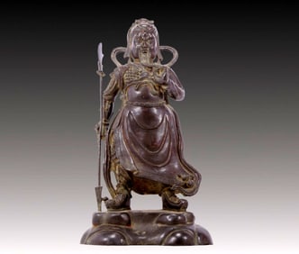 A solemn bronze statue of Guan Gong