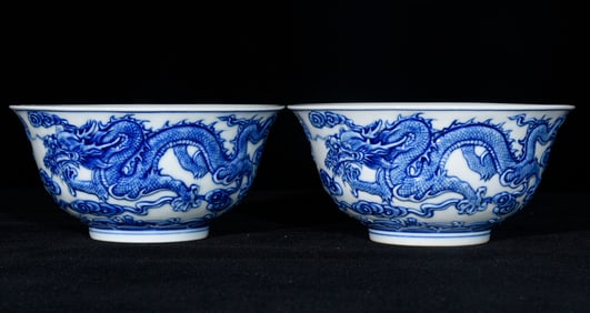 A Pair of Exquisite Blue and White Auspicious Cloud,Dragon and Phoenix Pattern Bowls